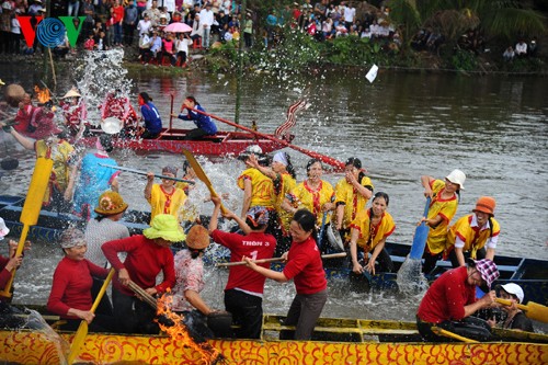 Frauen beim Reiskochen und beim Entenfang-Wettbewerb im Fluss - ảnh 3
