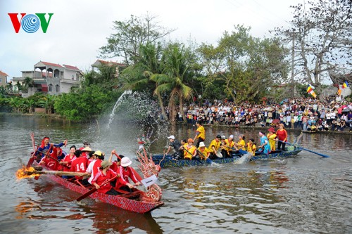 Frauen beim Reiskochen und beim Entenfang-Wettbewerb im Fluss - ảnh 5