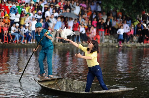 Frauen beim Reiskochen und beim Entenfang-Wettbewerb im Fluss - ảnh 8