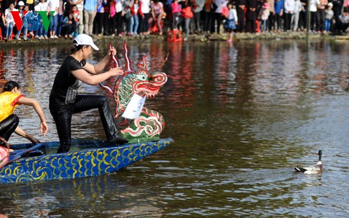 Frauen beim Reiskochen und beim Entenfang-Wettbewerb im Fluss - ảnh 9