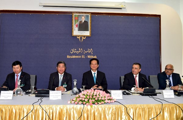 Premierminister Nguyen Tan Dung führt Gespräch mit Unternehmern Vietnams und Algeriens - ảnh 1
