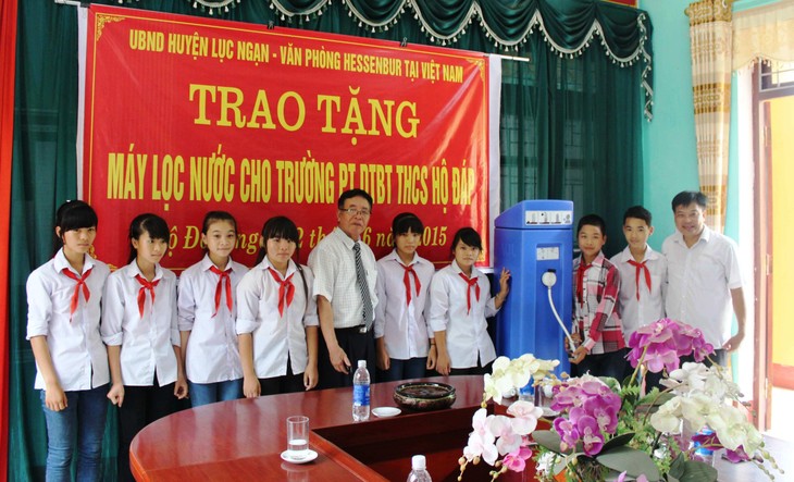 Übergabe eines Wasserfilters aus Deutschland an Internatsschule Ho Dap in Bac Giang - ảnh 1