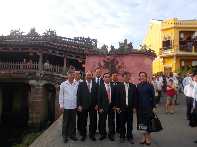 Laos Premierminister besucht die Altstadt von Hoi An - ảnh 1