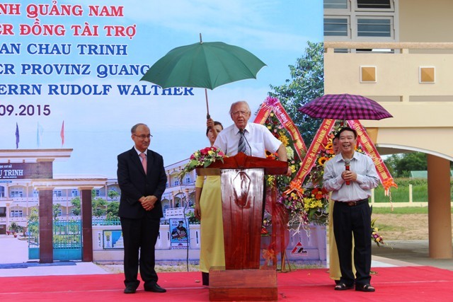 Deutscher Unternehmer Rudolf Walther hilft beim Schulbau in Quang Nam und Ha Tinh - ảnh 1