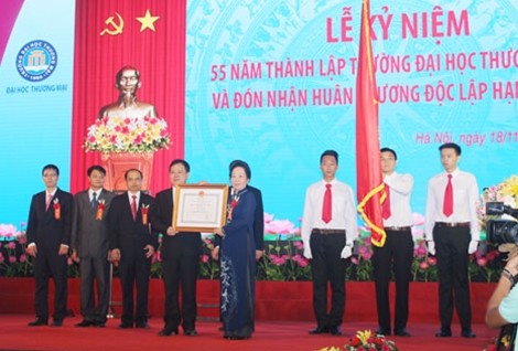 Vizestaatspräsidentin Nguyen Thi Doan nimmt an Feier zum Gründungstag der Handelshochschule teil - ảnh 1