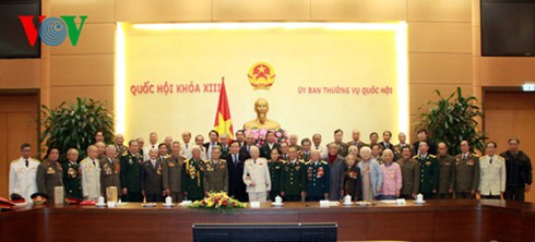 Vizeparlamentspräsident Huynh Ngoc Son trifft Veteranen der Hauptstadt-Division - ảnh 1