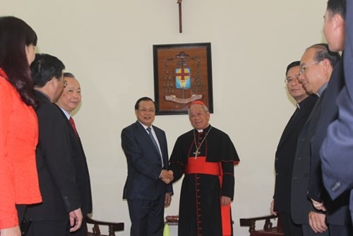 Stadtbehörden Hanois beglückwünschen Erzbischof und Katholiken zu Weihnachten - ảnh 1