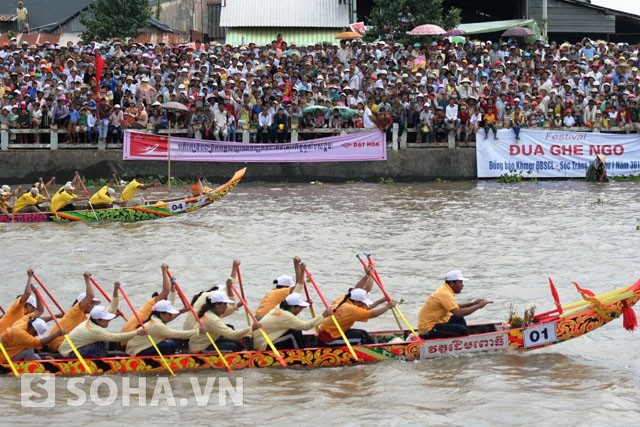 Das Ngo-Bootsrennen der Khmer in Soc Trang - ảnh 1