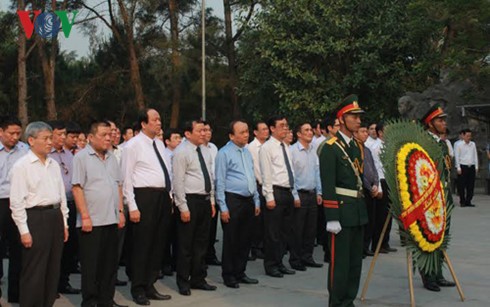 Premierminister Nguyen Xuan Phuc zündet Räucherstäbchen für gefallene Soldaten in Quang Tri an - ảnh 1