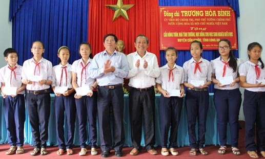 Vizepremierminister Truong Hoa Binh überreicht Geschenke an Lernförderungsfonds in Long An - ảnh 1