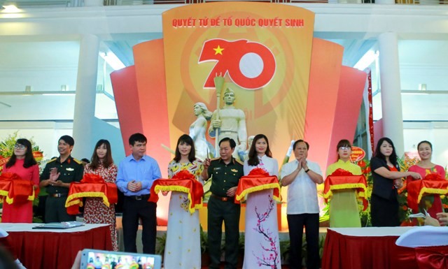 Ausstellung mit mehr als 100 Fotos der Streitkräfte Hanois - ảnh 1