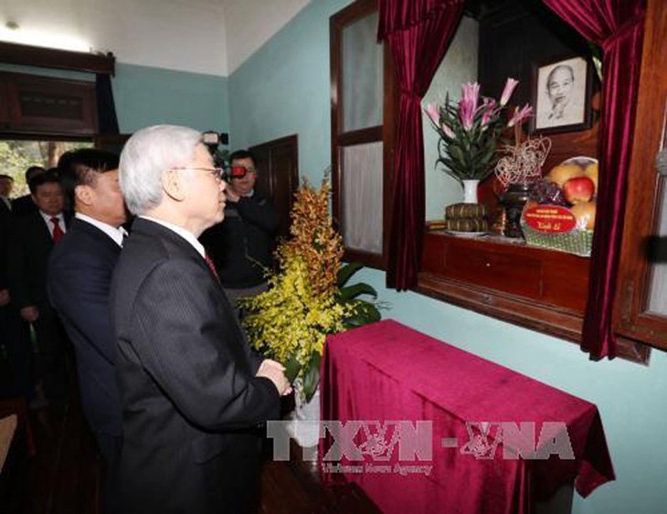 KPV-Generalsekretär Nguyen Phu Trong zündet Räucherstäbchen für Präsident Ho Chi Minh an - ảnh 1