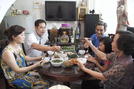 Familienessen zur Verbindung der Mitglieder in Hanoier Familien - ảnh 1