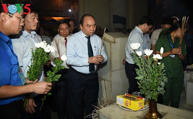 Premierminister Nguyen Xuan Phuc nimmt an Kunstprogramm „Heiliger Dong Loc“ teil - ảnh 1