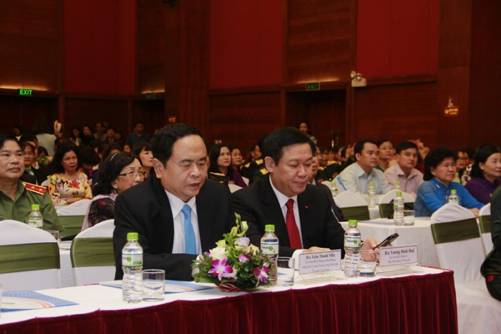 Vizepremierminister Vuong Dinh Hue nimmt an Verleihung von Frauenpreisen teil - ảnh 1