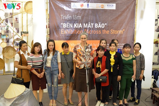 „An anderer Seite des Sturmauges” – eine Ausstellung zum Aufruf gegen häusliche Gewalt in Vietnam - ảnh 13