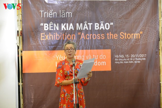 „An anderer Seite des Sturmauges” – eine Ausstellung zum Aufruf gegen häusliche Gewalt in Vietnam - ảnh 6
