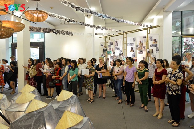 „An anderer Seite des Sturmauges” – eine Ausstellung zum Aufruf gegen häusliche Gewalt in Vietnam - ảnh 7