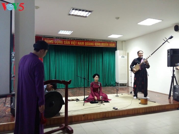 Vorstellung des Cua Dinh-Gesang im Ca Tru - ảnh 1