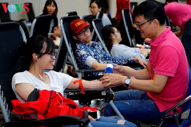 Fast 1000 Bluteinheiten am ersten Tag des Blutspendenprogramms gesammelt - ảnh 1