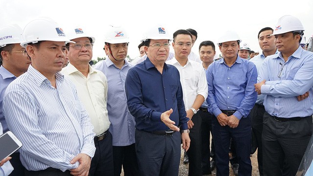 Vizepremierminister Trinh Dinh Dung überprüft den Bau der Autobahnstrecke Trung Luong – Can Tho - ảnh 1