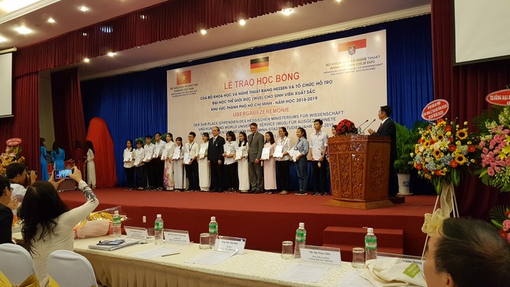 Vergabe der Stipendien des hessischen Ministeriums für Wissenschaft und Kunst und des WUS an Studenten in Ho Chi Minh Stadt - ảnh 1