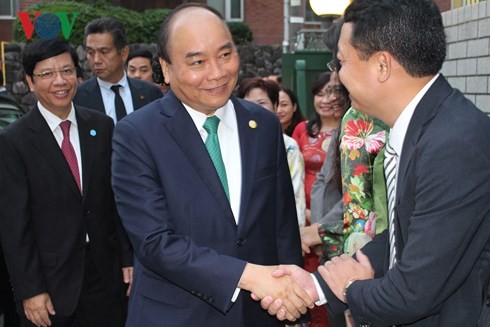 Premierminister Nguyen Xuan Phuc besucht vietnamesische Botschaft in Japan - ảnh 1
