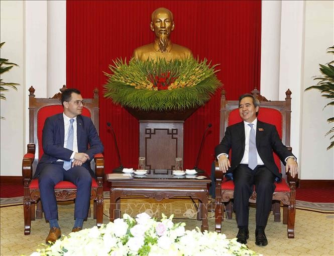 Leiter des KPV-Wirtschaftskomitees Nguyen Van Binh trifft Rumäniens Handelsminister Oprea - ảnh 1