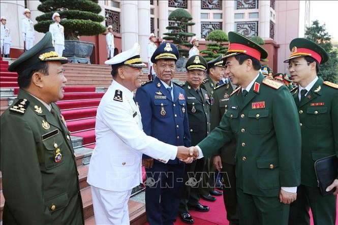 Generalstabschef der königlichen Streitkräfte Kambodschas Vong Pisen besucht Vietnam - ảnh 1