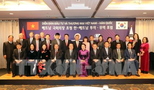 Parlamentspräsidentin Nguyen Thi Kim Ngan empfängt Vertreter einiger Wirtschaftskonzerne Südkoreas - ảnh 1