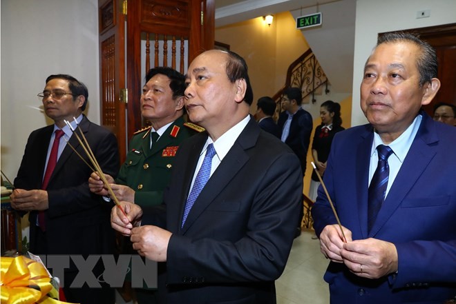 Premierminister zündet Räucherstäbchen für Präsident Ho Chi Minh an - ảnh 1