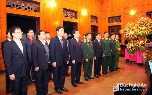 Vizepremierminister Vuong Dinh Hue zündet Räucherstäbchen für Präsident Ho Chi Minh an - ảnh 1