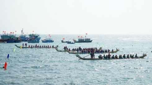 Lebhafte Stimmung beim Bootsrennen im Inselkreis Ly Son in Quang Ngai - ảnh 1