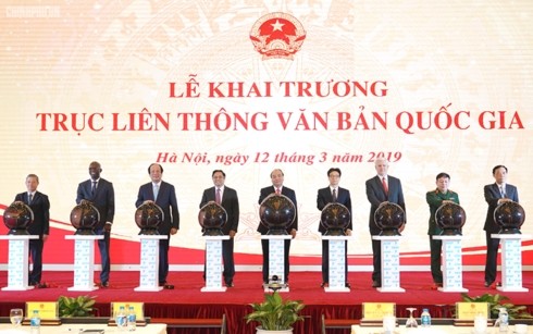 Premierminister Nguyen Xuan Phuc eröffnet das System für den elektronischen Versand staatlicher Dokumente - ảnh 1