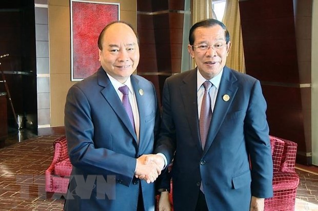 Premierminister Nguyen Xuan Phuc trifft Kambodschas Premierminister Hun Sen am Rande des „Gürtel und Straße“-Forums - ảnh 1