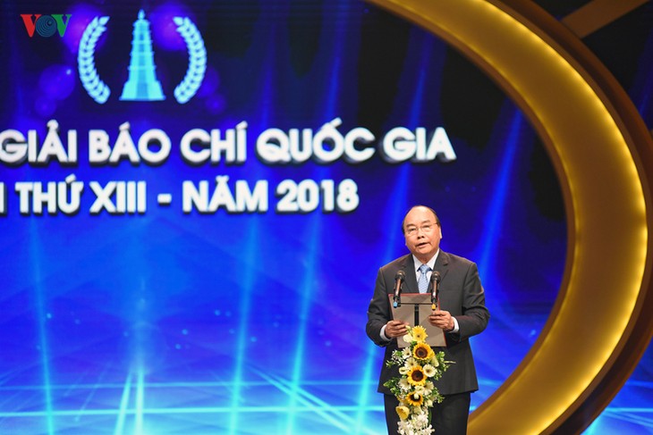 Premierminister Nguyen Xuan Phuc überreicht Preise an Träger des nationalen Pressepreises 2018 - ảnh 1