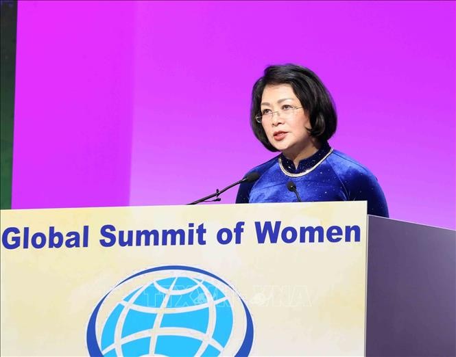 Globaler Frauengipfel: Vizestaatspräsidentin Dang Thi Ngoc Thinh hebt Rolle der Frauen in der Industrie 4.0 hervor - ảnh 1