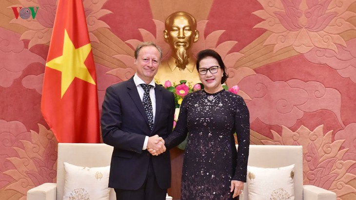 Parlamentspräsidentin Nguyen Thi Kim Ngan empfängt EU-Botschafter Bruno Angelet zu Ende seiner Amtszeit - ảnh 1