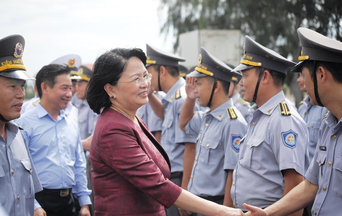 Vizestaatspräsidentin Dang Thi Ngoc Thinh besucht die Marinezone 4 - ảnh 1