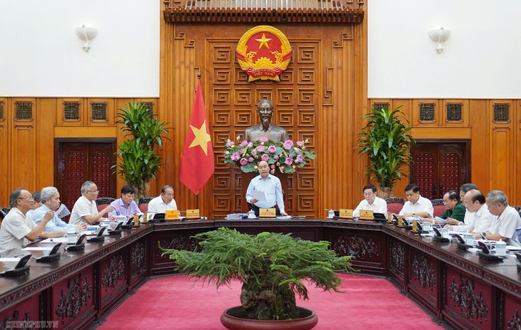 Premierminister Nguyen Xuan Phuc leitet die Sitzung der Unterabteilung für Wirtschaft und Soziales für den 13. Parteitag - ảnh 1
