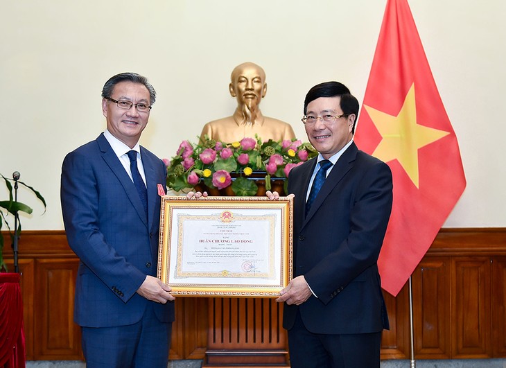 Vizepremierminister Pham Binh Minh überreicht dem laotischen Botschafter in Vietnam den Arbeitsorden erster Klasse - ảnh 1