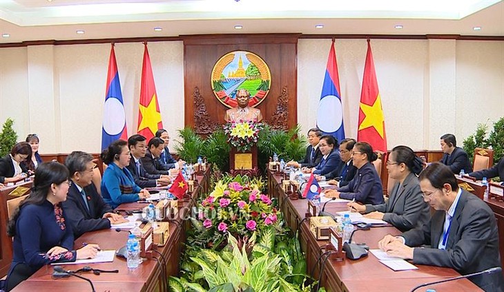 Parlamentspräsidentin Nguyen Thi Kim Ngan führt ein Gespräch mit ihrer laotischen Amtskollegin Pany Yathotou - ảnh 1