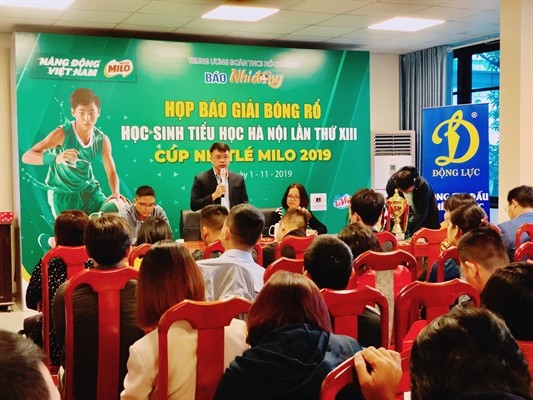 142 Teams beteiligen sich an 13. Basketball-Wettbewerb für Grundschüler in Hanoi - ảnh 1