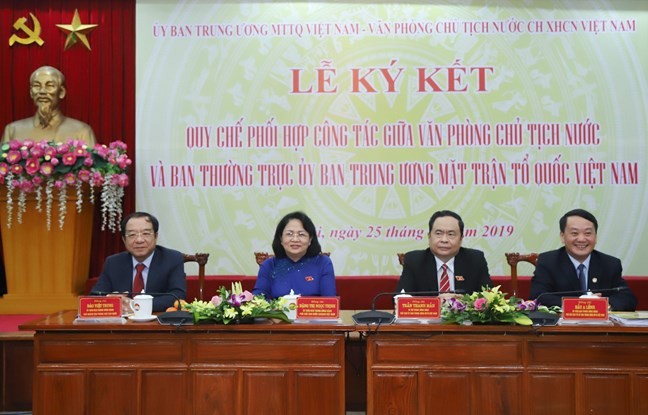 Vaterländische Front Vietnams und Büro des Staatspräsidenten unterzeichnen Vereinbarung für Zusammenarbeit - ảnh 1