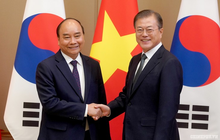 Premierminister Nguyen Xuan Phuc schließt seinen Südkorea-Besuch ab - ảnh 1