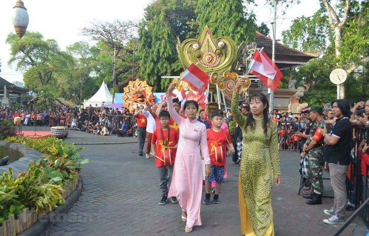 Vietnam wirbt für Tourismus auf dem Straßenfest Denpasar in Indonesien - ảnh 1