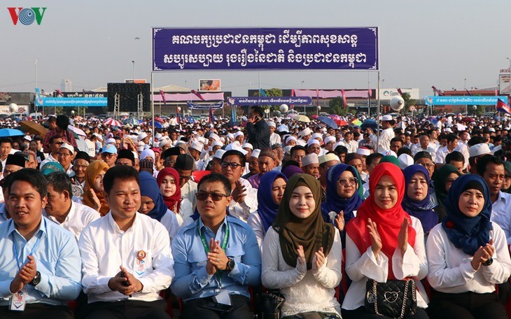 Hun Sen: Vietnamesische Freiwillige haben Kambodscha geholfen, aus dem Genozid-Regime herausgegangen zu sein - ảnh 1