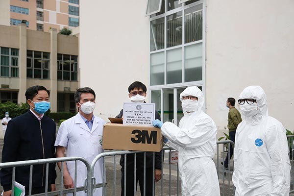 Verband der jungen Mediziner schenkt vorderster Front zehntausende Schutzanzüge und Masken - ảnh 1