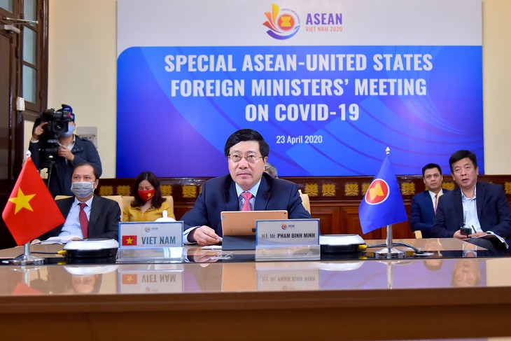 Außenminister der ASEAN und USA diskutieren über Zusammenarbeit gegen Covid-19-Epidemie - ảnh 1