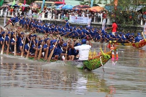 Angehörige der Volksgruppe der Khmer und das Ngo-Bootsrennen 2020 - ảnh 2